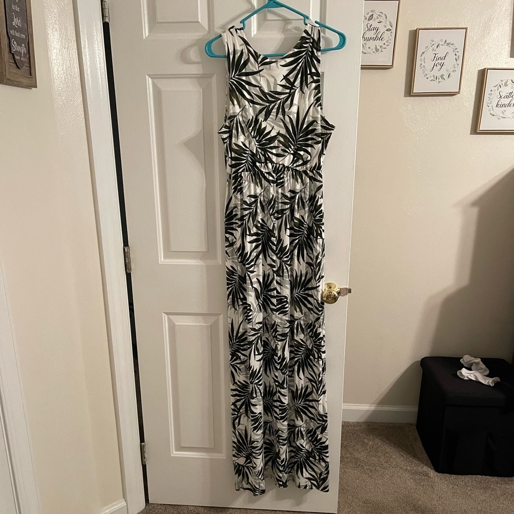 MEDIUM LUX & CO. MAXI DRESS, SHADE: GREEN LEAF PATTERN